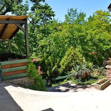 Arnyas Park Apartmanhaz ベッド・アンド・ブレックファスト Balatonalmádi