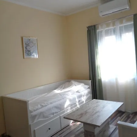 Arnyas Park Apartmanhaz ベッド・アンド・ブレックファスト Balatonalmádi