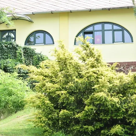 Arnyas Park Apartmanhaz ベッド・アンド・ブレックファスト Balatonalmádi