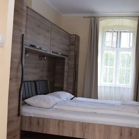 Arnyas Park Apartmanhaz ベッド・アンド・ブレックファスト Balatonalmádi